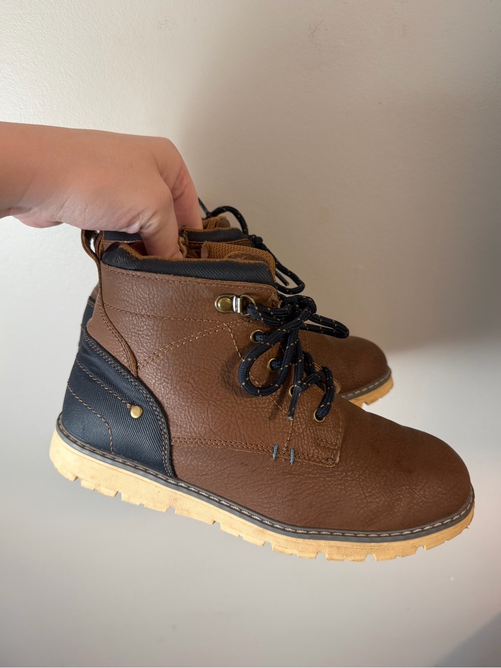 Boys size 4 boots